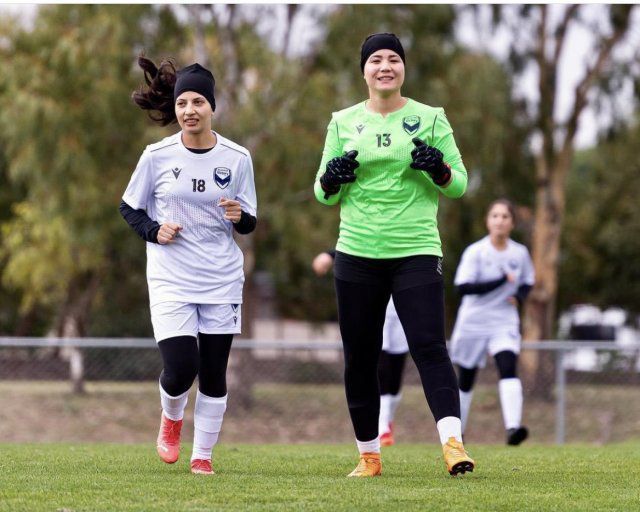 파티가 절친인 동료 선수와 함께 그라운드에서 몸을 풀고 있다.  아프간여자축구팀 트위터