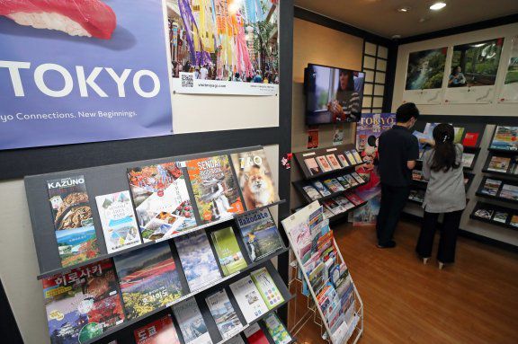 일본 정부가 10월 11일부터 외국인 무비자 입국 및 자유여행 허용 방침을 밝힌 가운데, 22일 서울 중구 일본정부관광국에 일본 관련 여행 책자가 비치돼 있다.  뉴시스