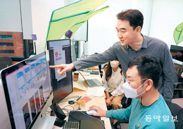 박종흠 이팝소프트 각자대표이사(서 있는 사람)가 직원들과 함께 말해보카 앱의 리뉴얼 작업을 하면서 디자인과 내용에 대해 의견을 나누고 있다.  안철민 기자 acm08@donga.com