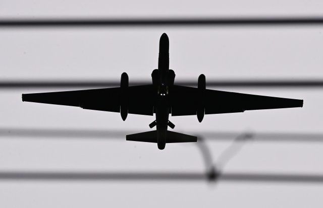 북한이 일본 상공으로 중거리 탄도미사일(IRBM)을 발사한 4일 오후 경기도 평택시 주한미공군 오산기지 인근에서 고공정찰기 U-2S가 착륙하고 있다. 평택=뉴시스