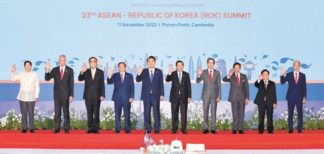 韓-아세안 정상들 기념촬영 윤석열 대통령(왼쪽에서 다섯 번째)이 11일(현지 시간) 캄보디아 프놈펜에서 열린  한국-동남아시아국가연합(ASEAN·아세안) 정상회의에서 기념촬영을 하고 있다. 윤 대통령은 “아세안을 비롯한 주요국과의 연대와  협력을 통해 ‘자유롭고 평화로우며 번영하는 인도태평양 지역’을 만들어 나가고자 한다”고 말했다. 프놈펜=뉴시스