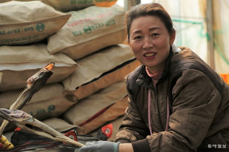 곧 출고할 말린 명태를 들어보이고 있는 김도정 해솜 대표.