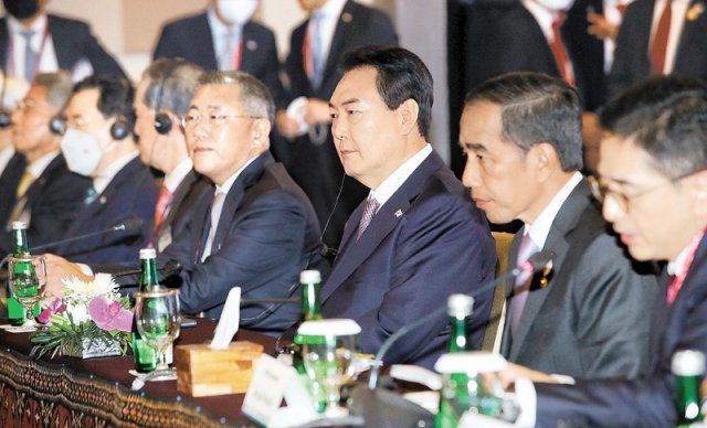 나란히 앉은 韓-印尼 정상 윤석열 대통령과 조코 위도도 인도네시아 대통령(오른쪽에서 두 번째)이 14일(현지 시간)  발리 누사두아 컨벤션센터(BNDCC)에서 열린 한-인도네시아 비즈니스 라운드테이블에서 아르샷 라싯 인도네시아 상공회의소 회장의  양국 간 양해각서(MOU) 체결 결과에 대한 발표를 듣고 있다. 발리=뉴시스