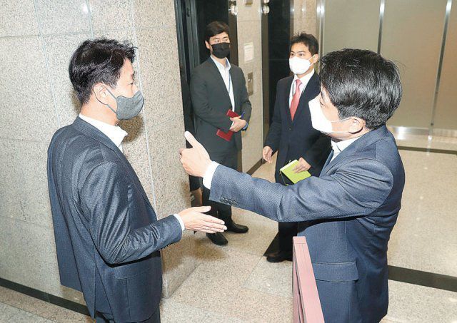 18일 서울 용산 대통령실 청사에서 이기정 대통령홍보기획비서관(왼쪽)에게 항의하는 MBC 취재진. 대통령실사진기자단