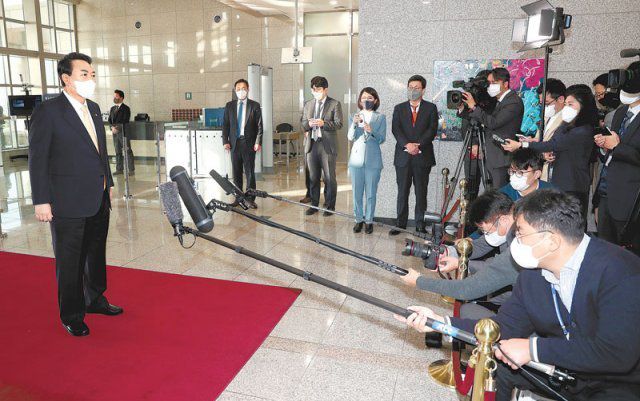 윤석열 대통령이 18일 서울 용산 대통령실 청사에서 동남아시아 순방 후 첫 출근길 도어스테핑을 하고  있다. 윤 대통령은 MBC 기자들의 전용기 탑승 배제 조치 이유에 대해 “동맹관계를 사실과 다른 가짜뉴스로 이간질하려고 아주  악의적인 행태를 보였기 때문”이라고 말했다. 대통령실사진기자단