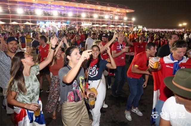 19일 오후 카타르 도하 알 비다 공원에서 축구 팬들이  ‘피파 팬 페스티벌’을 즐기고 있다. 도하=송은석  기자 silverstone@donga.com