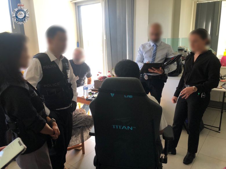 23일(현지 시각) 호주에 있는 ‘제2 n번방’의 주범 A 씨 집을 한국 경찰과 호주 경찰이 압수수색하고 있다. 서울경찰청 제공