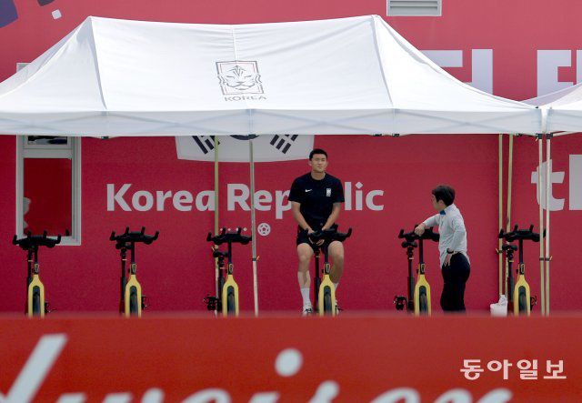 김민재 선수가 27일(현지시간) 카타르 도하 알에글라 훈련장에서 가나와의 조별리그 2차전을 앞두고 훈련을 하고 있다. 도하=송은석 기자 silverstone@donga.com