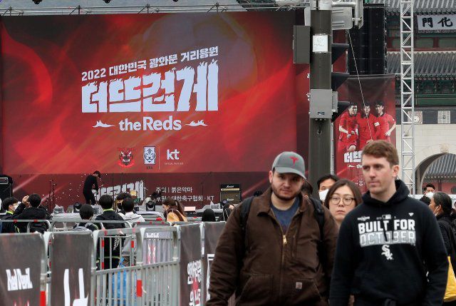 28일 밤 서울 종로구 광화문광장에서 대한민국과 가나와의 월드컵 경기 2차전 거리 응원이 열리는 가운데 관계자들이 준비작업을 하고 있다. 뉴스1