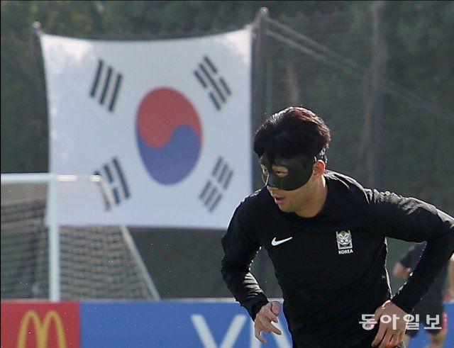 손흥민 선수가 27일(현지시간) 카타르 도하 알에글라 훈련장에서 가나와의 조별리그 2차전에 대비해 훈련을 하고 있다. 도하=송은석 기자 silverstone@donga.com