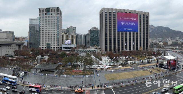 28일 밤 서울 종로구 광화문광장에서 대한민국과 가나와의 월드컵 경기 2차전 거리 응원이 열리는 가운데 전광판 주변에 안전을 위한 펜스가 설치되어 있다. 뉴스1