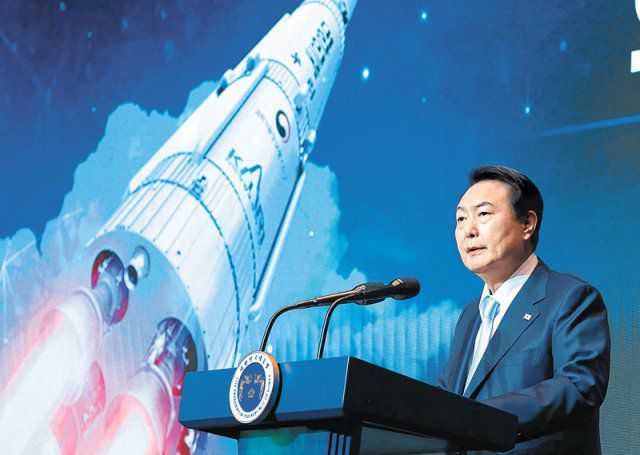 “국가우주위원장 직접 맡겠다” 윤석열 대통령이 28일 서울 서초구 JW메리어트호텔에서 열린 미래 우주 경제 로드맵 선포식에서 로드맵을 발표하고 있다. 뉴시스