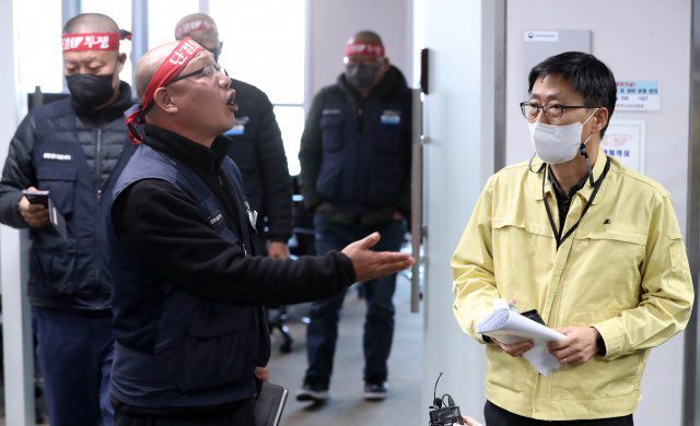 구헌상 국토교통부 물류정책관이 30일 정부세종청사에서 열린 화물연대와 2차 교섭 도중 교섭장을 나오자 화물연대 교섭위원들이 항의하고 있다. 2022.11.30. 뉴시스