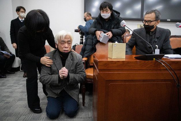 이태원 참사 희생자 유가족이 1일 오후 서울 여의도 국회에서 열린 용산 이태원 참사 진상규명과 재발방지를 위한 국정조사 특별위원회 유가족 간담회에서 무릎을 꿇고 절규하고 있다. 2022.12.1/뉴스1