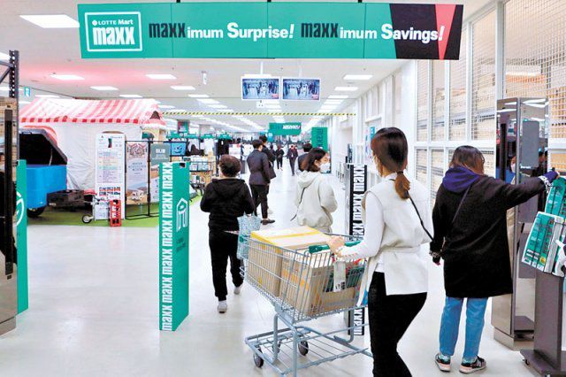 최근 고물가가 이어지자 물건을 싸게 사려는 수요가 늘면서 창고형 할인점이 인기를 끌고 있다. 1월 출범한 롯데마트 ‘맥스’는 축산과 베이커리에 집중하면서 10월까지 매출이 출범 전인 전년 동기 대비 약 30% 오르는 등 시장에 안착하고 있다. 각 사 제공