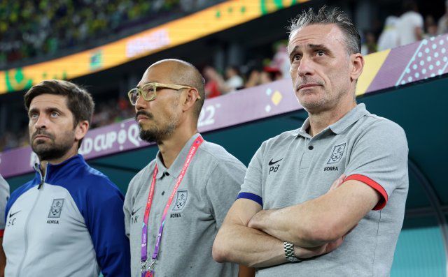 5일(현지시간) 카타르 도하 스타디움 974에서 열린 2022 카타르 월드컵 16강전 브라질과 대한민국의 경기, 파울루 벤투 감독이 경기 시작을 기다리고 있다. 도하(카타르)=뉴시스