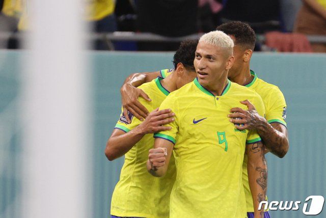 5일 오후(현지시간) 카타르 도하 스타디움974에서 열린 2022 카타르 월드컵 16강 대한민국과 브라질의 경기에서 득점에 성공한 브라질 히샬리송이 동료들과 기뻐하고 있다. 2022.12.6 (도하(카타르)=뉴스1)