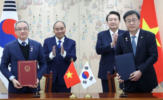 윤석열 대통령과 응우옌 쑤언 푹 베트남 국가주석이 5일 오후 서울 용산 대통령실 청사에서 열린 ‘정보통신기술 분야 협력에 관한 양해각서(MOU) 체결식‘에 배석한 가운데 박운규 과학기술정보통신부 제2차관과 베트남 정보통신부 차관이 서명을 마친 뒤 기념촬영하고 있다.2022.12.5 대통령실제공