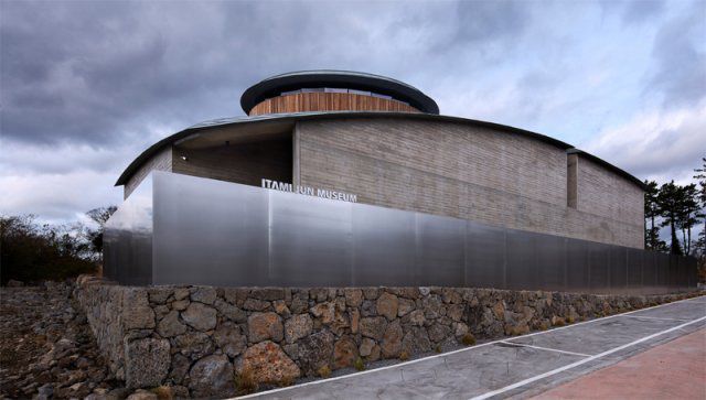 재일교포 출신의 세계적인 건축가 이타미 준(유동룡)의 건축과 예술 세계를 담은 ‘이타미준뮤지엄’이 제주시 한경면 저지예술인마을에서 6일 개관했다. 이타미준뮤지엄·사진작가 김용관 제공