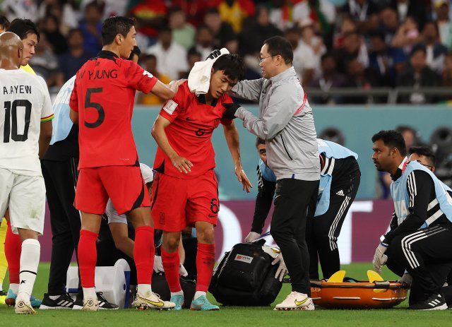 지난달 28일(현지시간) 카타르 알라이얀 에듀케이션 시티 스타디움에서 열린 2022 카타르 월드컵 H조 2차전 대한민국과 가나의 경기, 한국 황인범이 부상을 당해 치료를 받고 있다. 알라이얀(카타르)=뉴시스