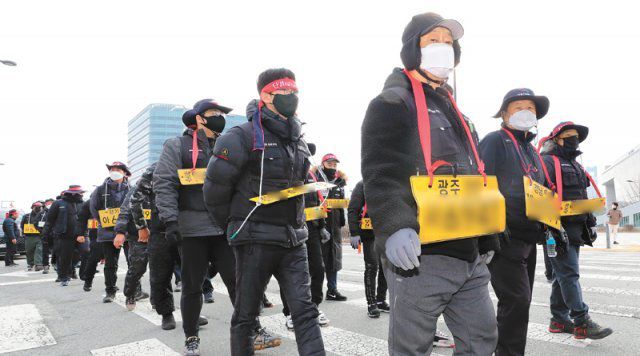 화물연대, 번호판 목에 걸고 행진 차량 번호판을 목에 건 화물연대 조합원들이 7일 정부세종청사 국토교통부 앞에서 안전운임제에 대한 일몰 폐지와 대상 품목 확대를 촉구하며 거리행진을 하고 있다. 세종=뉴시스