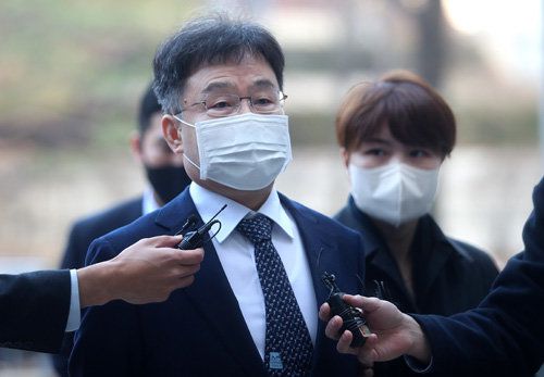 화천대유 대주주 김만배 씨가 지난달 25일 석방 뒤 처음 열린 재판에 출석하고 있다. 사진공동취재단