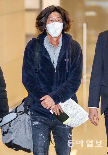 미국에 체류 중이던 남욱 변호사가 지난해 10월 18일 오전 인천국제공항으로 귀국해 대검찰청 관계자들과 함께 입국장을 나서고 있다. 송은석 기자 silverstone@donga.com