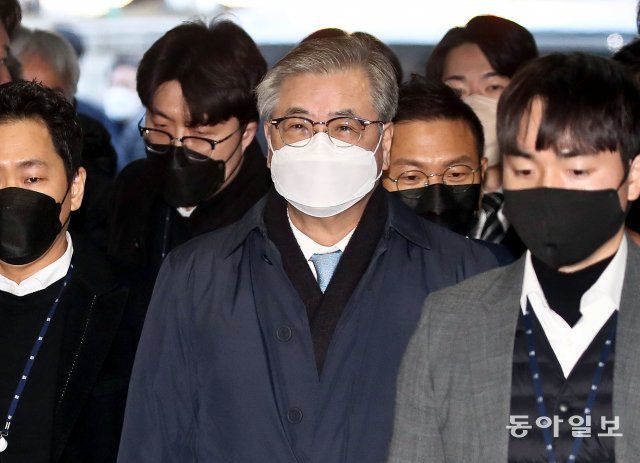 서해 공무원 피격 사건과 관련해  2일 오전 서울 서초구 서울중앙지방법원에서 열린 영장실질심사에 출석하고 있는 서훈 전 국가안보실장. 양회성 기자 yohan@donga.com