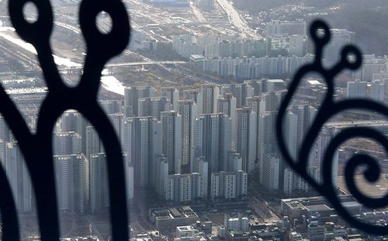 서울 송파구 롯데월드타워 서울스카이에서 바라본 이 일대 아파트 단지의 모습. 2022.11.30 뉴스1