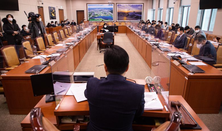 2일 서울 여의도 국회에서 제400회 국회(정기회) 국토교통위원회 제3차 교통법안심사소위원회가 여당의 불참 속에 열리고 있다. 화물자동차 운수사업법 일부개정법률안 심사를 위해 열린 이날 회의에는 안전운임제 영구화 등을 요구하며 파업 중인 화물연대 측 관계자들이 출석했으나 국민의힘 위원들과 정부 측은 참석하지 않았다. 2022.12.2/뉴스1