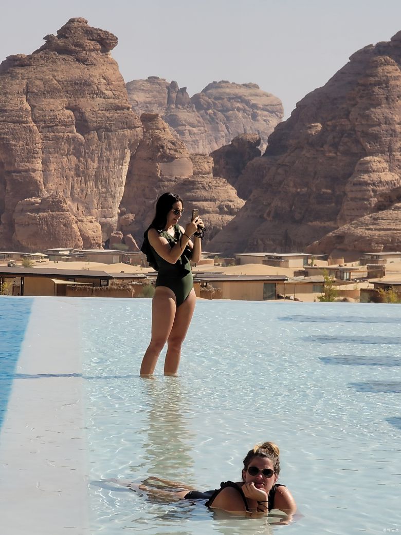 사막에 수영장을 만들어놓은 사우디 북서부 알울라의 해비타스 리조트. 인피니티풀 너머로 장엄한 바위 협곡이 보인다.