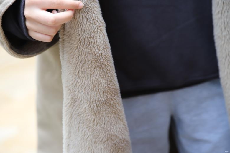 양털로 된 아바야(사우디 전통 여성 겉옷)를 입은 여성.