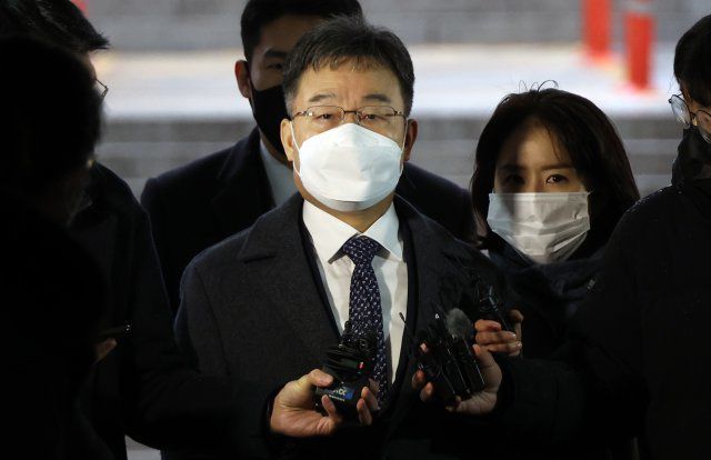 화천대유자산관리 대주주 김만배 씨가 13일 오전 서울 서초구 서울중앙지방법원에서 열린 대장동 개발 사업 로비·특혜 의혹 관련 1심 속행 공판에 출석하고 있다. 뉴스1