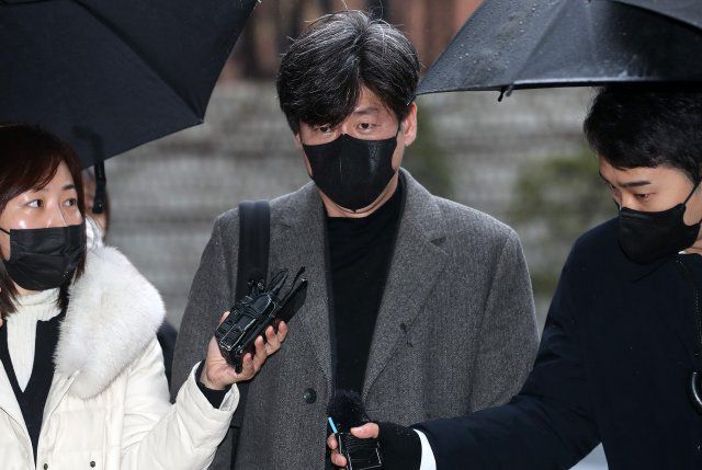 남욱 변호사가 13일 오전 서울 서초구 서울중앙지방법원에서 열린 공판에 출석하고 있다.     화천대유자산관리 대주주 김만배의 자해로 중단됐던 대장동 사건의 재판이 지난달 9일 이후 한 달여 만에 열렸다. 뉴스1