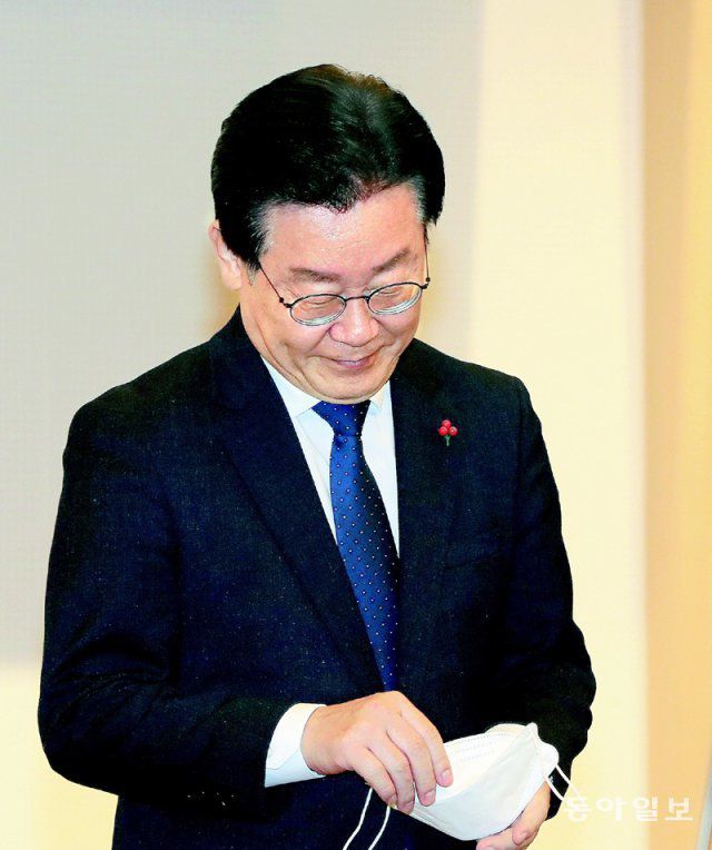 더불어민주당 이재명 대표가 16일 서울 여의도 국회도서관에서 열린 참좋은지방정부위원회 출범식에 참석한 뒤 행사장을 나서고 있다.  대장동 개발사업 특혜 의혹 등을 수사 중인 서울중앙지검은 이 대표 측에 특정경제범죄가중처벌법상 배임 등의 혐의로 27일 또는  30일 출석해 조사를 받으라고 통보했다. 김재명 기자 base@donga.com