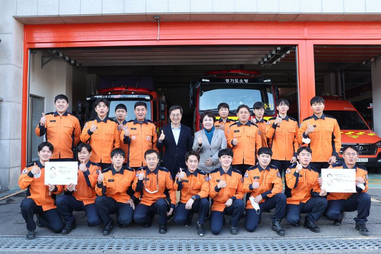 18일 오후 용인소방서 수지119안전센터를 찾은 김동연 경기도지사가 정춘숙 국회의원과 소방대원과 기념촬영을 하고 있다. 경기도 제공