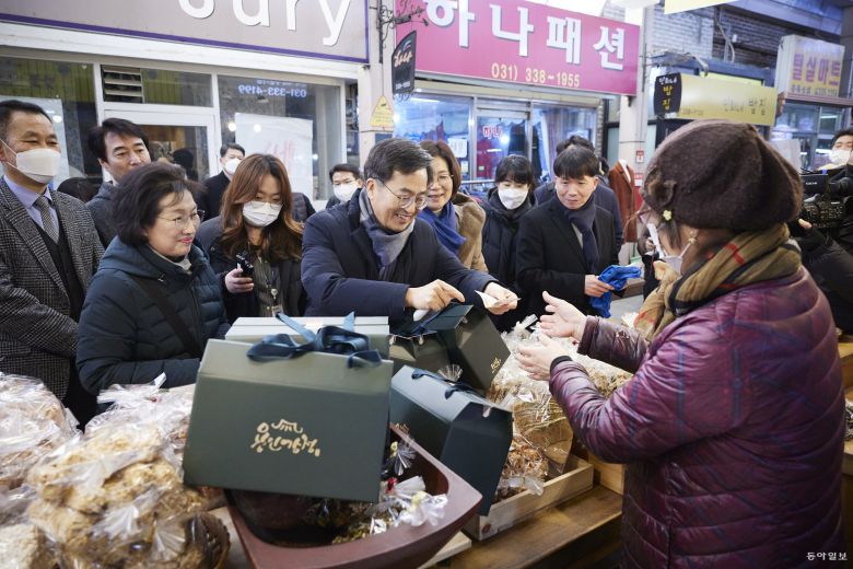 18일 오후 설을 앞두고 용인 중앙시장을 찾은 김동연 경기도지사가 설맞이 장보기를 하고 있다. 경기도 제공