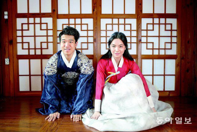 한국 아이스댄스의 새 역사를 쓰고 있는 예콴(왼쪽)-임해나 조가 그간 자신들을 성원해준 한국 팬들에게 감사하는 마음을 담아 한복을 차려입고 설날 세배를 미리 올리고 있다. 다음 시즌부터 시니어 무대에 나서는 이들은 다음 달 주니어세계선수권대회 금메달로 주니어 무대를 졸업하겠다는 각오다. 전영한 기자 scoopjyh@donga.com·촬영협조 규방도감