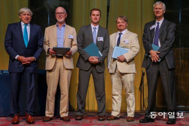 737MAX 기종의 잇따른 사고가 설계 결함이었음을 밝혀낸 심층 보도로 퓰리처상을 수상한 시애틀타임스 도미닉 게이츠(왼 쪽에서 두 번째) 기자와 보도진. 퓰리처상 홈페이지