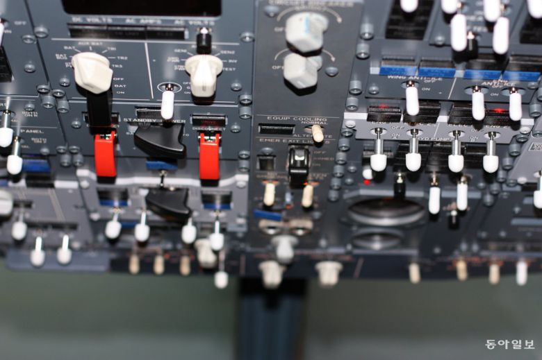 737 기종의 머리 위에 있는 오버헤드(Overhead) 패널. 패널 곳곳에 경고등과 상태 표시등이 위치해 있습니다. 위키미디어