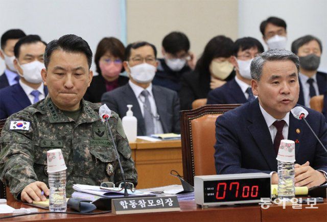 국회 국방위 불려나간 합참의장-국방장관 26일 서울 여의도 국회에서 열린 국방위원회 전체회의에서 이종섭 국방부  장관(오른쪽)이 발언하고 있다. 이 장관 왼쪽은 김승겸 합동참모본부 의장. 여야는 이날 회의에서 최근 발생한 북한 무인기 침투  사건을 놓고 책임 공방을 벌였다. 김재명 기자 base@donga.com