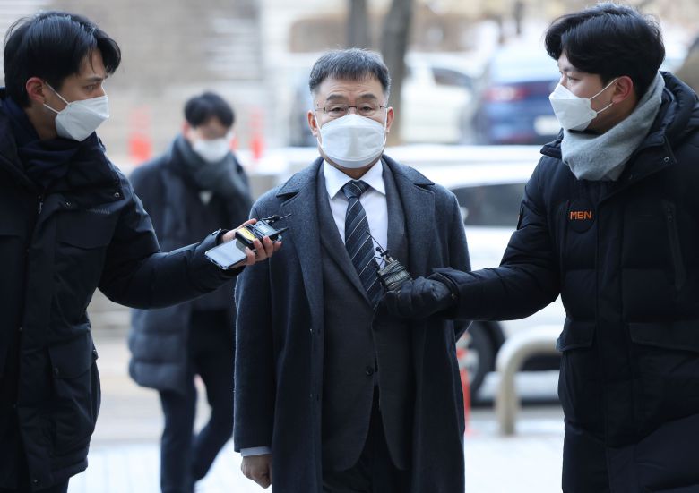 화천대유 대주주 김만배씨가 27일 오전 서울중앙지법에서 열린 대장동 개발 사업 로비·특혜 의혹 관련 1심 속행 공판에 출석하고 있다.(공동취재) 2023.1.27/뉴스1