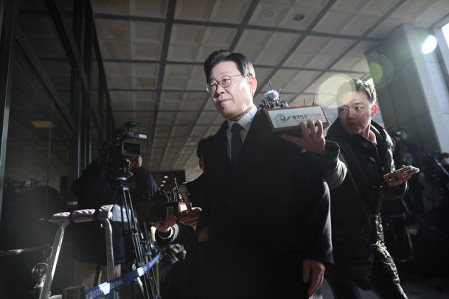 이재명 더불어민주당 대표가 대장동 개발 특혜 의혹 사건 관련 검찰 조사를 받기 위해 28일 오전 서울 서초구 서울중앙지방검찰청에 출석하고 있다. 2023.1.28/뉴스1
