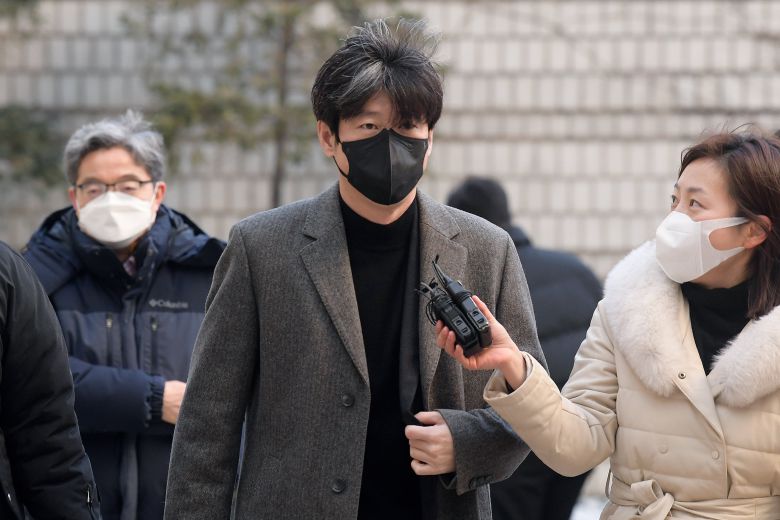 남욱 변호사가 20일 오전 서울 서초구 서울중앙지법에서 열린 대장동 개발 사업 로비·특혜 의혹 관련 1심 속행 공판에 출석하고 있다. 뉴스1