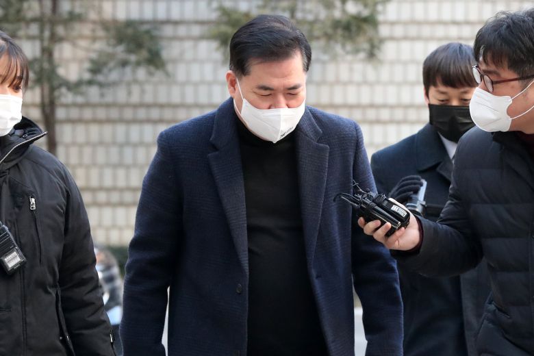 유동규 전 성남도시개발공사 사장 직무대리가 27일 오전 서울 서초구 서울중앙지법에서 열린 대장동 개발 사업 로비·특혜 의혹 관련 1심 속행 공판에 출석하고 있다. 뉴스1