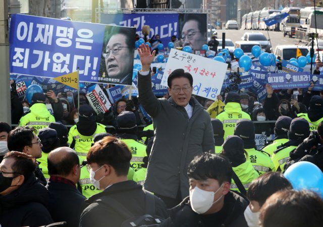 이재명 더불어민주당 대표가 대장동 개발 특혜 의혹 사건 관련 검찰 조사를 받기 위해 28일 오전 서울 서초구 서울중앙지방검찰청에 출석에 앞서 지지자들을 향해 손인사하고 있다. 2023.1.28/뉴스1