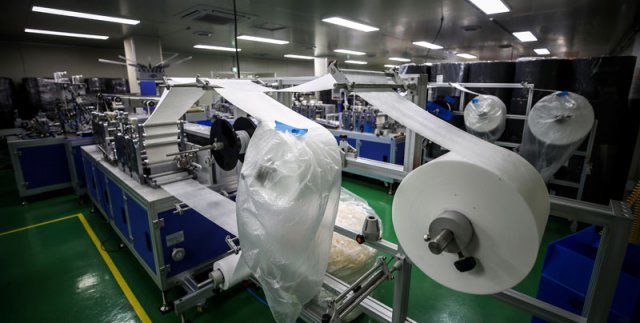 가동 멈춘 마스크 공장 ‘고사 위기’ 실내 마스크 착용 의무가 해제된 30일 오전 인천 남동구에 있는 한 마스크  제조업체의 공장 생산시설 기계가 멈춰 있다. 마스크 제조업체들은 “충분히 대비할 시간도 없이 정책을 바꾸면서 고사 위기에  내몰렸다”고 하소연했다. 인천=뉴시스