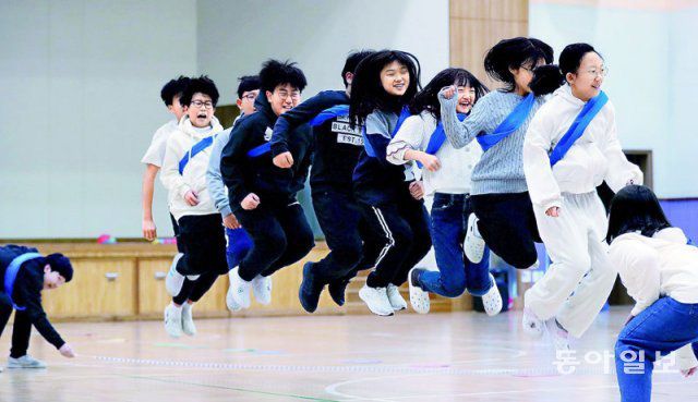 마스크 벗고 팔짝… “이렇게 신날 수가” 30일 대전 중구 글꽃초등학교 체육관에서 6학년 학생들이 마스크를 벗은 채 즐거운 표정으로 단체 줄넘기를 하고 있다. 이날 중앙재난안전대책본부는 마스크 의무 착용 조치가 시행된 2020년 10월 이후 2년 3개월 만에 실내 마스크 착용 의무를 해제했다. 대전=신원건 기자 laputa@donga.com