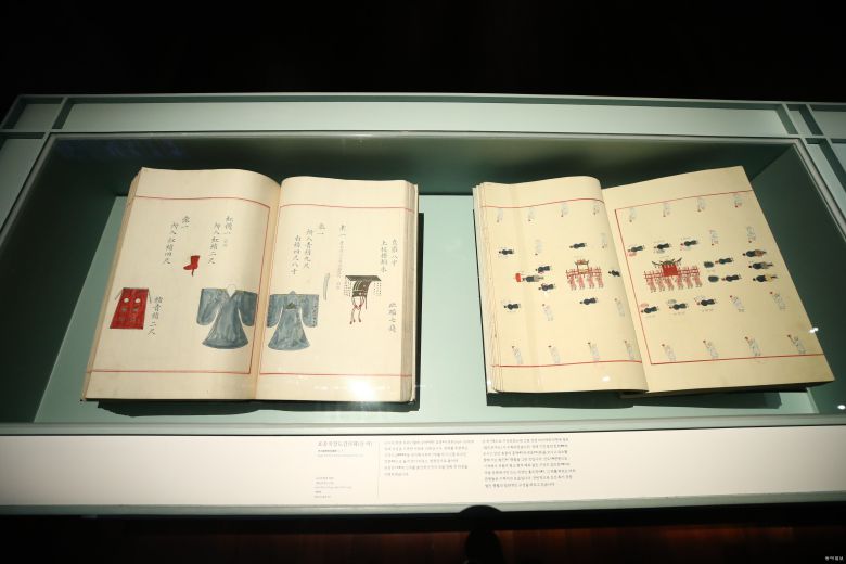 1659년(현종 즉위)5월에 승하한 효종(즉위 1649~1659)의 장례 과정을 기록한 ‘효종국장도감의궤(상.하). 전영한 기자