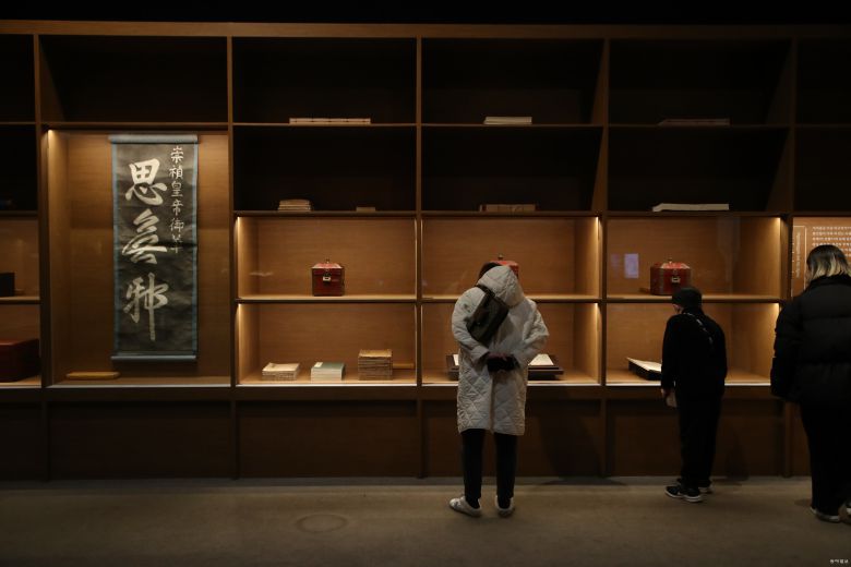 명나라 승정황제의 글씨 탑본과 철종의 비 철인왕후의 왕비 책봉옥책과  정조의 글을 모은 문집 ‘홍재전서’ . 전영한기자